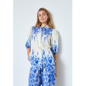 Sister Point - ella-sh76 bloes ecru met blauwe bloemenprint.